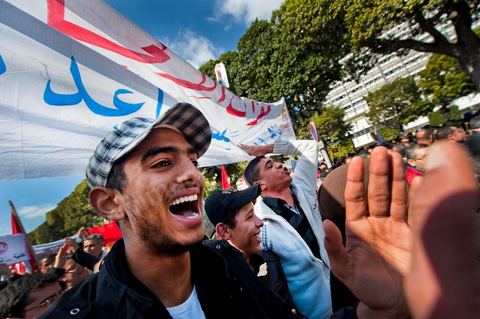 25 février : Venus à l'appel de l'Union générale tunisienne du travail (UGTT), les quelques 4000 manifestants ont dénoncé les récentes attaques visant plusieurs locaux de la centrale syndicale et qu'ils attribuent au mouvement islamiste Ennahdha."Ils veulent étouffer notre voix pour avoir le monopole décisionnel et décider seuls de notre sort. Ils veulent nous terroriser et semer la peur dans nos coeurs pour nous empêcher de défendre nos causes et nos droits, mais nous ne céderons pas et ne nous soumettrons pas", a lancé le secrétaire général de l'UGTT, Houcine Abassi. Le cortège a traversé l'avenue Bourguiba, pour se rassembler devant le ministère de l'Intérieur.Les manifestants, auxquels se sont joints des représentants de plusieurs partis de gauche, ont appelé à la démission du gouvernement dominé par Ennahdha, taxé de "valet du colonialisme" et de "rétrograde". "Le peuple veut la chute du régime", "Citoyen réveille-toi, le gouvernement se joue de toi", ont-ils scandé le long du parcours. La fin de la manifestation a vu quelques affrontements avec la police qui ont répondu par lacrymos et matraque aux jets de pierre des manifestants.