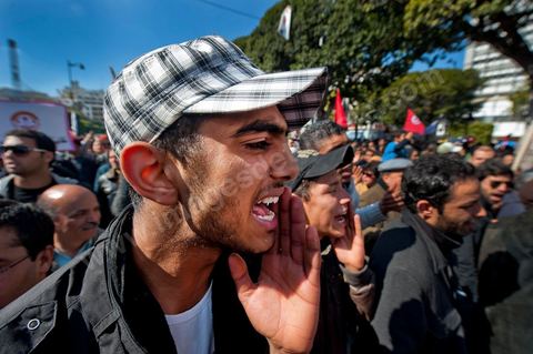 25 février : Venus à l'appel de l'Union générale tunisienne du travail (UGTT), les quelques 4000 manifestants ont dénoncé les récentes attaques visant plusieurs locaux de la centrale syndicale et qu'ils attribuent au mouvement islamiste Ennahdha."Ils veulent étouffer notre voix pour avoir le monopole décisionnel et décider seuls de notre sort. Ils veulent nous terroriser et semer la peur dans nos coeurs pour nous empêcher de défendre nos causes et nos droits, mais nous ne céderons pas et ne nous soumettrons pas", a lancé le secrétaire général de l'UGTT, Houcine Abassi. Le cortège a traversé l'avenue Bourguiba, pour se rassembler devant le ministère de l'Intérieur.Les manifestants, auxquels se sont joints des représentants de plusieurs partis de gauche, ont appelé à la démission du gouvernement dominé par Ennahdha, taxé de "valet du colonialisme" et de "rétrograde". "Le peuple veut la chute du régime", "Citoyen réveille-toi, le gouvernement se joue de toi", ont-ils scandé le long du parcours. La fin de la manifestation a vu quelques affrontements avec la police qui ont répondu par lacrymos et matraque aux jets de pierre des manifestants.