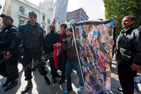 25 février : Venus à l'appel de l'Union générale tunisienne du travail (UGTT), les quelques 4000 manifestants ont dénoncé les récentes attaques visant plusieurs locaux de la centrale syndicale et qu'ils attribuent au mouvement islamiste Ennahdha."Ils veulent étouffer notre voix pour avoir le monopole décisionnel et décider seuls de notre sort. Ils veulent nous terroriser et semer la peur dans nos coeurs pour nous empêcher de défendre nos causes et nos droits, mais nous ne céderons pas et ne nous soumettrons pas", a lancé le secrétaire général de l'UGTT, Houcine Abassi. Le cortège a traversé l'avenue Bourguiba, pour se rassembler devant le ministère de l'Intérieur.Les manifestants, auxquels se sont joints des représentants de plusieurs partis de gauche, ont appelé à la démission du gouvernement dominé par Ennahdha, taxé de "valet du colonialisme" et de "rétrograde". "Le peuple veut la chute du régime", "Citoyen réveille-toi, le gouvernement se joue de toi", ont-ils scandé le long du parcours. La fin de la manifestation a vu quelques affrontements avec la police qui ont répondu par lacrymos et matraque aux jets de pierre des manifestants.