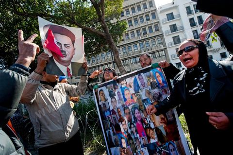 25 février : Venus à l'appel de l'Union générale tunisienne du travail (UGTT), les quelques 4000 manifestants ont dénoncé les récentes attaques visant plusieurs locaux de la centrale syndicale et qu'ils attribuent au mouvement islamiste Ennahdha."Ils veulent étouffer notre voix pour avoir le monopole décisionnel et décider seuls de notre sort. Ils veulent nous terroriser et semer la peur dans nos coeurs pour nous empêcher de défendre nos causes et nos droits, mais nous ne céderons pas et ne nous soumettrons pas", a lancé le secrétaire général de l'UGTT, Houcine Abassi. Le cortège a traversé l'avenue Bourguiba, pour se rassembler devant le ministère de l'Intérieur.Les manifestants, auxquels se sont joints des représentants de plusieurs partis de gauche, ont appelé à la démission du gouvernement dominé par Ennahdha, taxé de "valet du colonialisme" et de "rétrograde". "Le peuple veut la chute du régime", "Citoyen réveille-toi, le gouvernement se joue de toi", ont-ils scandé le long du parcours. La fin de la manifestation a vu quelques affrontements avec la police qui ont répondu par lacrymos et matraque aux jets de pierre des manifestants.