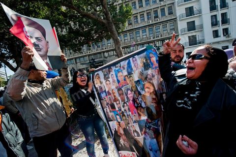 25 février : Venus à l'appel de l'Union générale tunisienne du travail (UGTT), les quelques 4000 manifestants ont dénoncé les récentes attaques visant plusieurs locaux de la centrale syndicale et qu'ils attribuent au mouvement islamiste Ennahdha."Ils veulent étouffer notre voix pour avoir le monopole décisionnel et décider seuls de notre sort. Ils veulent nous terroriser et semer la peur dans nos coeurs pour nous empêcher de défendre nos causes et nos droits, mais nous ne céderons pas et ne nous soumettrons pas", a lancé le secrétaire général de l'UGTT, Houcine Abassi. Le cortège a traversé l'avenue Bourguiba, pour se rassembler devant le ministère de l'Intérieur.Les manifestants, auxquels se sont joints des représentants de plusieurs partis de gauche, ont appelé à la démission du gouvernement dominé par Ennahdha, taxé de "valet du colonialisme" et de "rétrograde". "Le peuple veut la chute du régime", "Citoyen réveille-toi, le gouvernement se joue de toi", ont-ils scandé le long du parcours. La fin de la manifestation a vu quelques affrontements avec la police qui ont répondu par lacrymos et matraque aux jets de pierre des manifestants.
