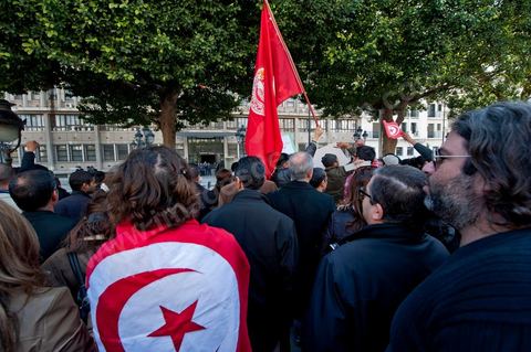 25 février : Venus à l'appel de l'Union générale tunisienne du travail (UGTT), les quelques 4000 manifestants ont dénoncé les récentes attaques visant plusieurs locaux de la centrale syndicale et qu'ils attribuent au mouvement islamiste Ennahdha."Ils veulent étouffer notre voix pour avoir le monopole décisionnel et décider seuls de notre sort. Ils veulent nous terroriser et semer la peur dans nos coeurs pour nous empêcher de défendre nos causes et nos droits, mais nous ne céderons pas et ne nous soumettrons pas", a lancé le secrétaire général de l'UGTT, Houcine Abassi. Le cortège a traversé l'avenue Bourguiba, pour se rassembler devant le ministère de l'Intérieur.Les manifestants, auxquels se sont joints des représentants de plusieurs partis de gauche, ont appelé à la démission du gouvernement dominé par Ennahdha, taxé de "valet du colonialisme" et de "rétrograde". "Le peuple veut la chute du régime", "Citoyen réveille-toi, le gouvernement se joue de toi", ont-ils scandé le long du parcours. La fin de la manifestation a vu quelques affrontements avec la police qui ont répondu par lacrymos et matraque aux jets de pierre des manifestants.