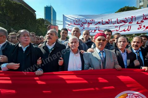 February 25: Houcine Abbassi and Jrad, the current and former secretaries-general of the UGTT, led the march.  Responding to a call from the Tunisian General Labor Union (UGTT), some 4,000 demonstrators denounced the recent attacks on several of the union’s offices, which they attribute to the Islamist Ennahdha movement.“They want to silence us so they can have a monopoly on decision-making and decide our fate on their own. They want to terrorize us and sow fear in our hearts to prevent us from defending our causes and our rights, but we will not give in and we will not submit,” declared UGTT General Secretary Houcine Abassi. The procession marched down Bourguiba Avenue and gathered in front of the Ministry of the Interior.The demonstrators, joined by representatives from several left-wing parties, called for the resignation of the Ennahda-dominated government, which they accused of being a “lackey of colonialism” and “reactionary.” “The people want the regime to fall,” “Citizens, wake up—the government is making a mockery of you,” they chanted along the route. As the demonstration drew to a close, there were a few clashes with the police, who responded with tear gas and batons to stones thrown by the demonstrators.