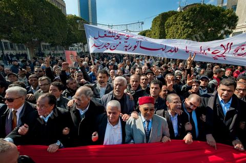 February 25: Houcine Abbassi and Jrad, the current and former secretaries-general of the UGTT, led the march.  Responding to a call from the Tunisian General Labor Union (UGTT), some 4,000 demonstrators denounced the recent attacks on several of the union’s offices, which they attribute to the Islamist Ennahdha movement.“They want to silence us so they can have a monopoly on decision-making and decide our fate on their own. They want to terrorize us and sow fear in our hearts to prevent us from defending our causes and our rights, but we will not give in and we will not submit,” declared UGTT General Secretary Houcine Abassi. The procession marched down Bourguiba Avenue and gathered in front of the Ministry of the Interior.The demonstrators, joined by representatives from several left-wing parties, called for the resignation of the Ennahda-dominated government, which they accused of being a “lackey of colonialism” and “reactionary.” “The people want the regime to fall,” “Citizens, wake up—the government is making a mockery of you,” they chanted along the route. As the demonstration drew to a close, there were a few clashes with the police, who responded with tear gas and batons to stones thrown by the demonstrators.
