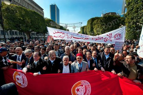 February 25: Houcine Abbassi and Jrad, the current and former secretaries-general of the UGTT, led the march.  Responding to a call from the Tunisian General Labor Union (UGTT), some 4,000 demonstrators denounced the recent attacks on several of the union’s offices, which they attribute to the Islamist Ennahdha movement.“They want to silence us so they can have a monopoly on decision-making and decide our fate on their own. They want to terrorize us and sow fear in our hearts to prevent us from defending our causes and our rights, but we will not give in and we will not submit,” declared UGTT General Secretary Houcine Abassi. The procession marched down Bourguiba Avenue and gathered in front of the Ministry of the Interior.The demonstrators, joined by representatives from several left-wing parties, called for the resignation of the Ennahda-dominated government, which they accused of being a “lackey of colonialism” and “reactionary.” “The people want the regime to fall,” “Citizens, wake up—the government is making a mockery of you,” they chanted along the route. As the demonstration drew to a close, there were a few clashes with the police, who responded with tear gas and batons to stones thrown by the demonstrators.