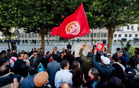 25 février : Venus à l'appel de l'Union générale tunisienne du travail (UGTT), les quelques 4000 manifestants ont dénoncé les récentes attaques visant plusieurs locaux de la centrale syndicale et qu'ils attribuent au mouvement islamiste Ennahdha."Ils veulent étouffer notre voix pour avoir le monopole décisionnel et décider seuls de notre sort. Ils veulent nous terroriser et semer la peur dans nos coeurs pour nous empêcher de défendre nos causes et nos droits, mais nous ne céderons pas et ne nous soumettrons pas", a lancé le secrétaire général de l'UGTT, Houcine Abassi. Le cortège a traversé l'avenue Bourguiba, pour se rassembler devant le ministère de l'Intérieur.Les manifestants, auxquels se sont joints des représentants de plusieurs partis de gauche, ont appelé à la démission du gouvernement dominé par Ennahdha, taxé de "valet du colonialisme" et de "rétrograde". "Le peuple veut la chute du régime", "Citoyen réveille-toi, le gouvernement se joue de toi", ont-ils scandé le long du parcours. La fin de la manifestation a vu quelques affrontements avec la police qui ont répondu par lacrymos et matraque aux jets de pierre des manifestants.