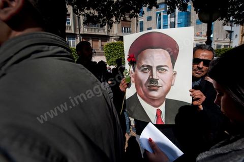 25 février : Venus à l'appel de l'Union générale tunisienne du travail (UGTT), les quelques 4000 manifestants ont dénoncé les récentes attaques visant plusieurs locaux de la centrale syndicale et qu'ils attribuent au mouvement islamiste Ennahdha."Ils veulent étouffer notre voix pour avoir le monopole décisionnel et décider seuls de notre sort. Ils veulent nous terroriser et semer la peur dans nos coeurs pour nous empêcher de défendre nos causes et nos droits, mais nous ne céderons pas et ne nous soumettrons pas", a lancé le secrétaire général de l'UGTT, Houcine Abassi. Le cortège a traversé l'avenue Bourguiba, pour se rassembler devant le ministère de l'Intérieur.Les manifestants, auxquels se sont joints des représentants de plusieurs partis de gauche, ont appelé à la démission du gouvernement dominé par Ennahdha, taxé de "valet du colonialisme" et de "rétrograde". "Le peuple veut la chute du régime", "Citoyen réveille-toi, le gouvernement se joue de toi", ont-ils scandé le long du parcours. La fin de la manifestation a vu quelques affrontements avec la police qui ont répondu par lacrymos et matraque aux jets de pierre des manifestants.