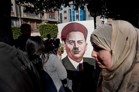 25 février : Venus à l'appel de l'Union générale tunisienne du travail (UGTT), les quelques 4000 manifestants ont dénoncé les récentes attaques visant plusieurs locaux de la centrale syndicale et qu'ils attribuent au mouvement islamiste Ennahdha."Ils veulent étouffer notre voix pour avoir le monopole décisionnel et décider seuls de notre sort. Ils veulent nous terroriser et semer la peur dans nos coeurs pour nous empêcher de défendre nos causes et nos droits, mais nous ne céderons pas et ne nous soumettrons pas", a lancé le secrétaire général de l'UGTT, Houcine Abassi. Le cortège a traversé l'avenue Bourguiba, pour se rassembler devant le ministère de l'Intérieur.Les manifestants, auxquels se sont joints des représentants de plusieurs partis de gauche, ont appelé à la démission du gouvernement dominé par Ennahdha, taxé de "valet du colonialisme" et de "rétrograde". "Le peuple veut la chute du régime", "Citoyen réveille-toi, le gouvernement se joue de toi", ont-ils scandé le long du parcours. La fin de la manifestation a vu quelques affrontements avec la police qui ont répondu par lacrymos et matraque aux jets de pierre des manifestants.