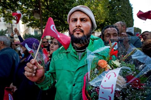 25 février : Venus à l'appel de l'Union générale tunisienne du travail (UGTT), les quelques 4000 manifestants ont dénoncé les récentes attaques visant plusieurs locaux de la centrale syndicale et qu'ils attribuent au mouvement islamiste Ennahdha."Ils veulent étouffer notre voix pour avoir le monopole décisionnel et décider seuls de notre sort. Ils veulent nous terroriser et semer la peur dans nos coeurs pour nous empêcher de défendre nos causes et nos droits, mais nous ne céderons pas et ne nous soumettrons pas", a lancé le secrétaire général de l'UGTT, Houcine Abassi. Le cortège a traversé l'avenue Bourguiba, pour se rassembler devant le ministère de l'Intérieur.Les manifestants, auxquels se sont joints des représentants de plusieurs partis de gauche, ont appelé à la démission du gouvernement dominé par Ennahdha, taxé de "valet du colonialisme" et de "rétrograde". "Le peuple veut la chute du régime", "Citoyen réveille-toi, le gouvernement se joue de toi", ont-ils scandé le long du parcours. La fin de la manifestation a vu quelques affrontements avec la police qui ont répondu par lacrymos et matraque aux jets de pierre des manifestants.