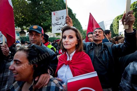 25 février : Emna Menif Venus à l'appel de l'Union générale tunisienne du travail (UGTT), les quelques 4000 manifestants ont dénoncé les récentes attaques visant plusieurs locaux de la centrale syndicale et qu'ils attribuent au mouvement islamiste Ennahdha."Ils veulent étouffer notre voix pour avoir le monopole décisionnel et décider seuls de notre sort. Ils veulent nous terroriser et semer la peur dans nos coeurs pour nous empêcher de défendre nos causes et nos droits, mais nous ne céderons pas et ne nous soumettrons pas", a lancé le secrétaire général de l'UGTT, Houcine Abassi. Le cortège a traversé l'avenue Bourguiba, pour se rassembler devant le ministère de l'Intérieur.Les manifestants, auxquels se sont joints des représentants de plusieurs partis de gauche, ont appelé à la démission du gouvernement dominé par Ennahdha, taxé de "valet du colonialisme" et de "rétrograde". "Le peuple veut la chute du régime", "Citoyen réveille-toi, le gouvernement se joue de toi", ont-ils scandé le long du parcours. La fin de la manifestation a vu quelques affrontements avec la police qui ont répondu par lacrymos et matraque aux jets de pierre des manifestants.