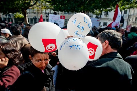 25 février : Venus à l'appel de l'Union générale tunisienne du travail (UGTT), les quelques 4000 manifestants ont dénoncé les récentes attaques visant plusieurs locaux de la centrale syndicale et qu'ils attribuent au mouvement islamiste Ennahdha."Ils veulent étouffer notre voix pour avoir le monopole décisionnel et décider seuls de notre sort. Ils veulent nous terroriser et semer la peur dans nos coeurs pour nous empêcher de défendre nos causes et nos droits, mais nous ne céderons pas et ne nous soumettrons pas", a lancé le secrétaire général de l'UGTT, Houcine Abassi. Le cortège a traversé l'avenue Bourguiba, pour se rassembler devant le ministère de l'Intérieur.Les manifestants, auxquels se sont joints des représentants de plusieurs partis de gauche, ont appelé à la démission du gouvernement dominé par Ennahdha, taxé de "valet du colonialisme" et de "rétrograde". "Le peuple veut la chute du régime", "Citoyen réveille-toi, le gouvernement se joue de toi", ont-ils scandé le long du parcours. La fin de la manifestation a vu quelques affrontements avec la police qui ont répondu par lacrymos et matraque aux jets de pierre des manifestants.