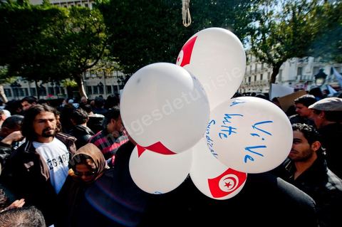 25 février : Venus à l'appel de l'Union générale tunisienne du travail (UGTT), les quelques 4000 manifestants ont dénoncé les récentes attaques visant plusieurs locaux de la centrale syndicale et qu'ils attribuent au mouvement islamiste Ennahdha."Ils veulent étouffer notre voix pour avoir le monopole décisionnel et décider seuls de notre sort. Ils veulent nous terroriser et semer la peur dans nos coeurs pour nous empêcher de défendre nos causes et nos droits, mais nous ne céderons pas et ne nous soumettrons pas", a lancé le secrétaire général de l'UGTT, Houcine Abassi. Le cortège a traversé l'avenue Bourguiba, pour se rassembler devant le ministère de l'Intérieur.Les manifestants, auxquels se sont joints des représentants de plusieurs partis de gauche, ont appelé à la démission du gouvernement dominé par Ennahdha, taxé de "valet du colonialisme" et de "rétrograde". "Le peuple veut la chute du régime", "Citoyen réveille-toi, le gouvernement se joue de toi", ont-ils scandé le long du parcours. La fin de la manifestation a vu quelques affrontements avec la police qui ont répondu par lacrymos et matraque aux jets de pierre des manifestants.