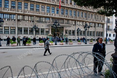25 février : Venus à l'appel de l'Union générale tunisienne du travail (UGTT), les quelques 4000 manifestants ont dénoncé les récentes attaques visant plusieurs locaux de la centrale syndicale et qu'ils attribuent au mouvement islamiste Ennahdha."Ils veulent étouffer notre voix pour avoir le monopole décisionnel et décider seuls de notre sort. Ils veulent nous terroriser et semer la peur dans nos coeurs pour nous empêcher de défendre nos causes et nos droits, mais nous ne céderons pas et ne nous soumettrons pas", a lancé le secrétaire général de l'UGTT, Houcine Abassi. Le cortège a traversé l'avenue Bourguiba, pour se rassembler devant le ministère de l'Intérieur.Les manifestants, auxquels se sont joints des représentants de plusieurs partis de gauche, ont appelé à la démission du gouvernement dominé par Ennahdha, taxé de "valet du colonialisme" et de "rétrograde". "Le peuple veut la chute du régime", "Citoyen réveille-toi, le gouvernement se joue de toi", ont-ils scandé le long du parcours. La fin de la manifestation a vu quelques affrontements avec la police qui ont répondu par lacrymos et matraque aux jets de pierre des manifestants.