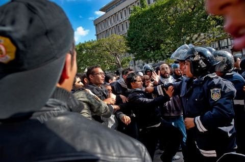25 février : Venus à l'appel de l'Union générale tunisienne du travail (UGTT), les quelques 4000 manifestants ont dénoncé les récentes attaques visant plusieurs locaux de la centrale syndicale et qu'ils attribuent au mouvement islamiste Ennahdha."Ils veulent étouffer notre voix pour avoir le monopole décisionnel et décider seuls de notre sort. Ils veulent nous terroriser et semer la peur dans nos coeurs pour nous empêcher de défendre nos causes et nos droits, mais nous ne céderons pas et ne nous soumettrons pas", a lancé le secrétaire général de l'UGTT, Houcine Abassi. Le cortège a traversé l'avenue Bourguiba, pour se rassembler devant le ministère de l'Intérieur.Les manifestants, auxquels se sont joints des représentants de plusieurs partis de gauche, ont appelé à la démission du gouvernement dominé par Ennahdha, taxé de "valet du colonialisme" et de "rétrograde". "Le peuple veut la chute du régime", "Citoyen réveille-toi, le gouvernement se joue de toi", ont-ils scandé le long du parcours. La fin de la manifestation a vu quelques affrontements avec la police qui ont répondu par lacrymos et matraque aux jets de pierre des manifestants.