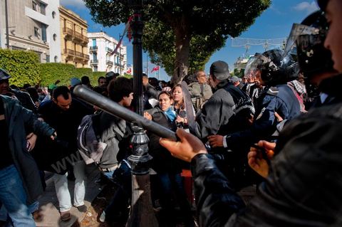 25 février : Venus à l'appel de l'Union générale tunisienne du travail (UGTT), les quelques 4000 manifestants ont dénoncé les récentes attaques visant plusieurs locaux de la centrale syndicale et qu'ils attribuent au mouvement islamiste Ennahdha."Ils veulent étouffer notre voix pour avoir le monopole décisionnel et décider seuls de notre sort. Ils veulent nous terroriser et semer la peur dans nos coeurs pour nous empêcher de défendre nos causes et nos droits, mais nous ne céderons pas et ne nous soumettrons pas", a lancé le secrétaire général de l'UGTT, Houcine Abassi. Le cortège a traversé l'avenue Bourguiba, pour se rassembler devant le ministère de l'Intérieur.Les manifestants, auxquels se sont joints des représentants de plusieurs partis de gauche, ont appelé à la démission du gouvernement dominé par Ennahdha, taxé de "valet du colonialisme" et de "rétrograde". "Le peuple veut la chute du régime", "Citoyen réveille-toi, le gouvernement se joue de toi", ont-ils scandé le long du parcours. La fin de la manifestation a vu quelques affrontements avec la police qui ont répondu par lacrymos et matraque aux jets de pierre des manifestants.