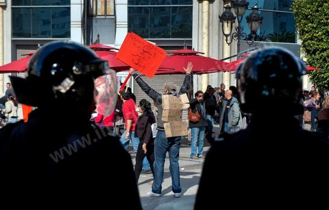 25 février : Venus à l'appel de l'Union générale tunisienne du travail (UGTT), les quelques 4000 manifestants ont dénoncé les récentes attaques visant plusieurs locaux de la centrale syndicale et qu'ils attribuent au mouvement islamiste Ennahdha."Ils veulent étouffer notre voix pour avoir le monopole décisionnel et décider seuls de notre sort. Ils veulent nous terroriser et semer la peur dans nos coeurs pour nous empêcher de défendre nos causes et nos droits, mais nous ne céderons pas et ne nous soumettrons pas", a lancé le secrétaire général de l'UGTT, Houcine Abassi. Le cortège a traversé l'avenue Bourguiba, pour se rassembler devant le ministère de l'Intérieur.Les manifestants, auxquels se sont joints des représentants de plusieurs partis de gauche, ont appelé à la démission du gouvernement dominé par Ennahdha, taxé de "valet du colonialisme" et de "rétrograde". "Le peuple veut la chute du régime", "Citoyen réveille-toi, le gouvernement se joue de toi", ont-ils scandé le long du parcours. La fin de la manifestation a vu quelques affrontements avec la police qui ont répondu par lacrymos et matraque aux jets de pierre des manifestants.