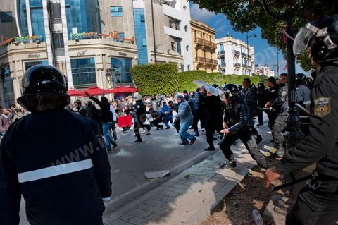 25 février : Venus à l'appel de l'Union générale tunisienne du travail (UGTT), les quelques 4000 manifestants ont dénoncé les récentes attaques visant plusieurs locaux de la centrale syndicale et qu'ils attribuent au mouvement islamiste Ennahdha."Ils veulent étouffer notre voix pour avoir le monopole décisionnel et décider seuls de notre sort. Ils veulent nous terroriser et semer la peur dans nos coeurs pour nous empêcher de défendre nos causes et nos droits, mais nous ne céderons pas et ne nous soumettrons pas", a lancé le secrétaire général de l'UGTT, Houcine Abassi. Le cortège a traversé l'avenue Bourguiba, pour se rassembler devant le ministère de l'Intérieur.Les manifestants, auxquels se sont joints des représentants de plusieurs partis de gauche, ont appelé à la démission du gouvernement dominé par Ennahdha, taxé de "valet du colonialisme" et de "rétrograde". "Le peuple veut la chute du régime", "Citoyen réveille-toi, le gouvernement se joue de toi", ont-ils scandé le long du parcours. La fin de la manifestation a vu quelques affrontements avec la police qui ont répondu par lacrymos et matraque aux jets de pierre des manifestants.