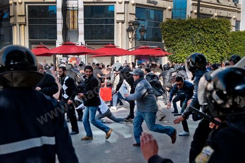 25 février : Venus à l'appel de l'Union générale tunisienne du travail (UGTT), les quelques 4000 manifestants ont dénoncé les récentes attaques visant plusieurs locaux de la centrale syndicale et qu'ils attribuent au mouvement islamiste Ennahdha."Ils veulent étouffer notre voix pour avoir le monopole décisionnel et décider seuls de notre sort. Ils veulent nous terroriser et semer la peur dans nos coeurs pour nous empêcher de défendre nos causes et nos droits, mais nous ne céderons pas et ne nous soumettrons pas", a lancé le secrétaire général de l'UGTT, Houcine Abassi. Le cortège a traversé l'avenue Bourguiba, pour se rassembler devant le ministère de l'Intérieur.Les manifestants, auxquels se sont joints des représentants de plusieurs partis de gauche, ont appelé à la démission du gouvernement dominé par Ennahdha, taxé de "valet du colonialisme" et de "rétrograde". "Le peuple veut la chute du régime", "Citoyen réveille-toi, le gouvernement se joue de toi", ont-ils scandé le long du parcours. La fin de la manifestation a vu quelques affrontements avec la police qui ont répondu par lacrymos et matraque aux jets de pierre des manifestants.
