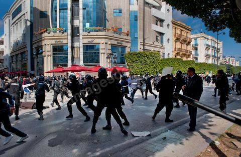 25 février : Venus à l'appel de l'Union générale tunisienne du travail (UGTT), les quelques 4000 manifestants ont dénoncé les récentes attaques visant plusieurs locaux de la centrale syndicale et qu'ils attribuent au mouvement islamiste Ennahdha."Ils veulent étouffer notre voix pour avoir le monopole décisionnel et décider seuls de notre sort. Ils veulent nous terroriser et semer la peur dans nos coeurs pour nous empêcher de défendre nos causes et nos droits, mais nous ne céderons pas et ne nous soumettrons pas", a lancé le secrétaire général de l'UGTT, Houcine Abassi. Le cortège a traversé l'avenue Bourguiba, pour se rassembler devant le ministère de l'Intérieur.Les manifestants, auxquels se sont joints des représentants de plusieurs partis de gauche, ont appelé à la démission du gouvernement dominé par Ennahdha, taxé de "valet du colonialisme" et de "rétrograde". "Le peuple veut la chute du régime", "Citoyen réveille-toi, le gouvernement se joue de toi", ont-ils scandé le long du parcours. La fin de la manifestation a vu quelques affrontements avec la police qui ont répondu par lacrymos et matraque aux jets de pierre des manifestants.