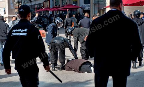 25 février : Venus à l'appel de l'Union générale tunisienne du travail (UGTT), les quelques 4000 manifestants ont dénoncé les récentes attaques visant plusieurs locaux de la centrale syndicale et qu'ils attribuent au mouvement islamiste Ennahdha."Ils veulent étouffer notre voix pour avoir le monopole décisionnel et décider seuls de notre sort. Ils veulent nous terroriser et semer la peur dans nos coeurs pour nous empêcher de défendre nos causes et nos droits, mais nous ne céderons pas et ne nous soumettrons pas", a lancé le secrétaire général de l'UGTT, Houcine Abassi. Le cortège a traversé l'avenue Bourguiba, pour se rassembler devant le ministère de l'Intérieur.Les manifestants, auxquels se sont joints des représentants de plusieurs partis de gauche, ont appelé à la démission du gouvernement dominé par Ennahdha, taxé de "valet du colonialisme" et de "rétrograde". "Le peuple veut la chute du régime", "Citoyen réveille-toi, le gouvernement se joue de toi", ont-ils scandé le long du parcours. La fin de la manifestation a vu quelques affrontements avec la police qui ont répondu par lacrymos et matraque aux jets de pierre des manifestants.
