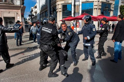 25 février : Venus à l'appel de l'Union générale tunisienne du travail (UGTT), les quelques 4000 manifestants ont dénoncé les récentes attaques visant plusieurs locaux de la centrale syndicale et qu'ils attribuent au mouvement islamiste Ennahdha."Ils veulent étouffer notre voix pour avoir le monopole décisionnel et décider seuls de notre sort. Ils veulent nous terroriser et semer la peur dans nos coeurs pour nous empêcher de défendre nos causes et nos droits, mais nous ne céderons pas et ne nous soumettrons pas", a lancé le secrétaire général de l'UGTT, Houcine Abassi. Le cortège a traversé l'avenue Bourguiba, pour se rassembler devant le ministère de l'Intérieur.Les manifestants, auxquels se sont joints des représentants de plusieurs partis de gauche, ont appelé à la démission du gouvernement dominé par Ennahdha, taxé de "valet du colonialisme" et de "rétrograde". "Le peuple veut la chute du régime", "Citoyen réveille-toi, le gouvernement se joue de toi", ont-ils scandé le long du parcours. La fin de la manifestation a vu quelques affrontements avec la police qui ont répondu par lacrymos et matraque aux jets de pierre des manifestants.
