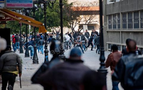 25 février : Venus à l'appel de l'Union générale tunisienne du travail (UGTT), les quelques 4000 manifestants ont dénoncé les récentes attaques visant plusieurs locaux de la centrale syndicale et qu'ils attribuent au mouvement islamiste Ennahdha."Ils veulent étouffer notre voix pour avoir le monopole décisionnel et décider seuls de notre sort. Ils veulent nous terroriser et semer la peur dans nos coeurs pour nous empêcher de défendre nos causes et nos droits, mais nous ne céderons pas et ne nous soumettrons pas", a lancé le secrétaire général de l'UGTT, Houcine Abassi. Le cortège a traversé l'avenue Bourguiba, pour se rassembler devant le ministère de l'Intérieur.Les manifestants, auxquels se sont joints des représentants de plusieurs partis de gauche, ont appelé à la démission du gouvernement dominé par Ennahdha, taxé de "valet du colonialisme" et de "rétrograde". "Le peuple veut la chute du régime", "Citoyen réveille-toi, le gouvernement se joue de toi", ont-ils scandé le long du parcours. La fin de la manifestation a vu quelques affrontements avec la police qui ont répondu par lacrymos et matraque aux jets de pierre des manifestants.