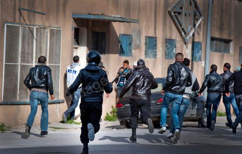 25 février : Venus à l'appel de l'Union générale tunisienne du travail (UGTT), les quelques 4000 manifestants ont dénoncé les récentes attaques visant plusieurs locaux de la centrale syndicale et qu'ils attribuent au mouvement islamiste Ennahdha."Ils veulent étouffer notre voix pour avoir le monopole décisionnel et décider seuls de notre sort. Ils veulent nous terroriser et semer la peur dans nos coeurs pour nous empêcher de défendre nos causes et nos droits, mais nous ne céderons pas et ne nous soumettrons pas", a lancé le secrétaire général de l'UGTT, Houcine Abassi. Le cortège a traversé l'avenue Bourguiba, pour se rassembler devant le ministère de l'Intérieur.Les manifestants, auxquels se sont joints des représentants de plusieurs partis de gauche, ont appelé à la démission du gouvernement dominé par Ennahdha, taxé de "valet du colonialisme" et de "rétrograde". "Le peuple veut la chute du régime", "Citoyen réveille-toi, le gouvernement se joue de toi", ont-ils scandé le long du parcours. La fin de la manifestation a vu quelques affrontements avec la police qui ont répondu par lacrymos et matraque aux jets de pierre des manifestants.