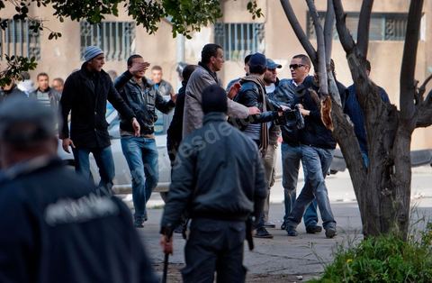 25 février : Venus à l'appel de l'Union générale tunisienne du travail (UGTT), les quelques 4000 manifestants ont dénoncé les récentes attaques visant plusieurs locaux de la centrale syndicale et qu'ils attribuent au mouvement islamiste Ennahdha."Ils veulent étouffer notre voix pour avoir le monopole décisionnel et décider seuls de notre sort. Ils veulent nous terroriser et semer la peur dans nos coeurs pour nous empêcher de défendre nos causes et nos droits, mais nous ne céderons pas et ne nous soumettrons pas", a lancé le secrétaire général de l'UGTT, Houcine Abassi. Le cortège a traversé l'avenue Bourguiba, pour se rassembler devant le ministère de l'Intérieur.Les manifestants, auxquels se sont joints des représentants de plusieurs partis de gauche, ont appelé à la démission du gouvernement dominé par Ennahdha, taxé de "valet du colonialisme" et de "rétrograde". "Le peuple veut la chute du régime", "Citoyen réveille-toi, le gouvernement se joue de toi", ont-ils scandé le long du parcours. La fin de la manifestation a vu quelques affrontements avec la police qui ont répondu par lacrymos et matraque aux jets de pierre des manifestants.