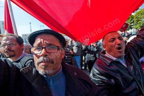 25 février : Venus à l'appel de l'Union générale tunisienne du travail (UGTT), les quelques 4000 manifestants ont dénoncé les récentes attaques visant plusieurs locaux de la centrale syndicale et qu'ils attribuent au mouvement islamiste Ennahdha."Ils veulent étouffer notre voix pour avoir le monopole décisionnel et décider seuls de notre sort. Ils veulent nous terroriser et semer la peur dans nos coeurs pour nous empêcher de défendre nos causes et nos droits, mais nous ne céderons pas et ne nous soumettrons pas", a lancé le secrétaire général de l'UGTT, Houcine Abassi. Le cortège a traversé l'avenue Bourguiba, pour se rassembler devant le ministère de l'Intérieur.Les manifestants, auxquels se sont joints des représentants de plusieurs partis de gauche, ont appelé à la démission du gouvernement dominé par Ennahdha, taxé de "valet du colonialisme" et de "rétrograde". "Le peuple veut la chute du régime", "Citoyen réveille-toi, le gouvernement se joue de toi", ont-ils scandé le long du parcours. La fin de la manifestation a vu quelques affrontements avec la police qui ont répondu par lacrymos et matraque aux jets de pierre des manifestants.