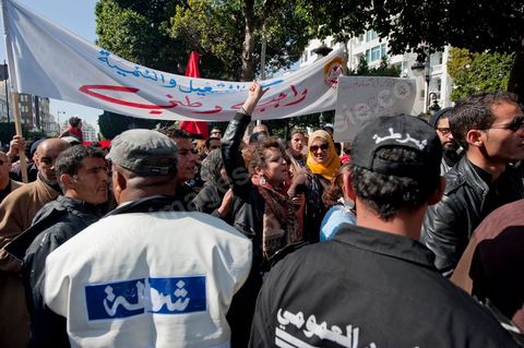 25 février : Venus à l'appel de l'Union générale tunisienne du travail (UGTT), les quelques 4000 manifestants ont dénoncé les récentes attaques visant plusieurs locaux de la centrale syndicale et qu'ils attribuent au mouvement islamiste Ennahdha."Ils veulent étouffer notre voix pour avoir le monopole décisionnel et décider seuls de notre sort. Ils veulent nous terroriser et semer la peur dans nos coeurs pour nous empêcher de défendre nos causes et nos droits, mais nous ne céderons pas et ne nous soumettrons pas", a lancé le secrétaire général de l'UGTT, Houcine Abassi. Le cortège a traversé l'avenue Bourguiba, pour se rassembler devant le ministère de l'Intérieur.Les manifestants, auxquels se sont joints des représentants de plusieurs partis de gauche, ont appelé à la démission du gouvernement dominé par Ennahdha, taxé de "valet du colonialisme" et de "rétrograde". "Le peuple veut la chute du régime", "Citoyen réveille-toi, le gouvernement se joue de toi", ont-ils scandé le long du parcours. La fin de la manifestation a vu quelques affrontements avec la police qui ont répondu par lacrymos et matraque aux jets de pierre des manifestants.