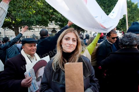 25 février : Venus à l'appel de l'Union générale tunisienne du travail (UGTT), les quelques 4000 manifestants ont dénoncé les récentes attaques visant plusieurs locaux de la centrale syndicale et qu'ils attribuent au mouvement islamiste Ennahdha."Ils veulent étouffer notre voix pour avoir le monopole décisionnel et décider seuls de notre sort. Ils veulent nous terroriser et semer la peur dans nos coeurs pour nous empêcher de défendre nos causes et nos droits, mais nous ne céderons pas et ne nous soumettrons pas", a lancé le secrétaire général de l'UGTT, Houcine Abassi. Le cortège a traversé l'avenue Bourguiba, pour se rassembler devant le ministère de l'Intérieur.Les manifestants, auxquels se sont joints des représentants de plusieurs partis de gauche, ont appelé à la démission du gouvernement dominé par Ennahdha, taxé de "valet du colonialisme" et de "rétrograde". "Le peuple veut la chute du régime", "Citoyen réveille-toi, le gouvernement se joue de toi", ont-ils scandé le long du parcours. La fin de la manifestation a vu quelques affrontements avec la police qui ont répondu par lacrymos et matraque aux jets de pierre des manifestants.