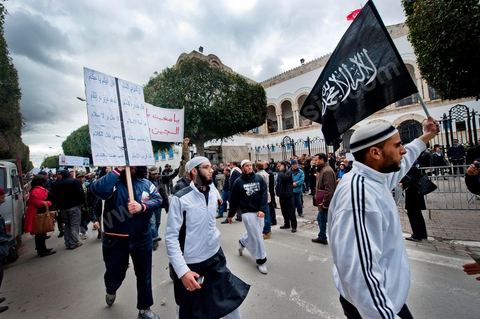 8 mars 2012 : à Tunis, devant le Ministère de la Justice plus de 1000 salafistes, venus des différentes régions du pays, manifestent pour appeler à la libération de leurs camarades emprisonnés dans l'affaire de Bir Ali, mais aussi pour déplorer le retour de la police politique et de la torture policière. Cette manifestation est organisée pour la première comparution devant le procureur de la République des individus arrêtés dans le cadre de l'affaire de Bir Ali, des affrontement armée entre groupe dit "terroriste" et l'armée tunisienne. Ali Laarayedh ministre de l’Intérieur a révélé, lors d'une conférence de presse, des liens étroits entre la Libye et ce groupe terroriste arrêté en Tunisie.