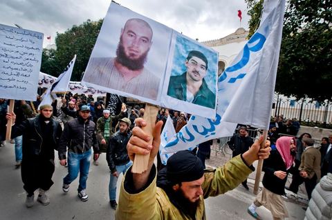 8 mars 2012 : à Tunis, devant le Ministère de la Justice plus de 1000 salafistes, venus des différentes régions du pays, manifestent pour appeler à la libération de leurs camarades emprisonnés dans l'affaire de Bir Ali, mais aussi pour déplorer le retour de la police politique et de la torture policière. Cette manifestation est organisée pour la première comparution devant le procureur de la République des individus arrêtés dans le cadre de l'affaire de Bir Ali, des affrontement armée entre groupe dit "terroriste" et l'armée tunisienne. Ali Laarayedh ministre de l’Intérieur a révélé, lors d'une conférence de presse, des liens étroits entre la Libye et ce groupe terroriste arrêté en Tunisie.