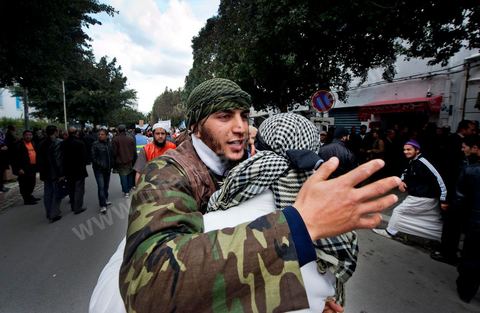 8 mars 2012 : à Tunis, devant le Ministère de la Justice plus de 1000 salafistes, venus des différentes régions du pays, manifestent pour appeler à la libération de leurs camarades emprisonnés dans l'affaire de Bir Ali, mais aussi pour déplorer le retour de la police politique et de la torture policière. Cette manifestation est organisée pour la première comparution devant le procureur de la République des individus arrêtés dans le cadre de l'affaire de Bir Ali, des affrontement armée entre groupe dit "terroriste" et l'armée tunisienne. Ali Laarayedh ministre de l’Intérieur a révélé, lors d'une conférence de presse, des liens étroits entre la Libye et ce groupe terroriste arrêté en Tunisie.