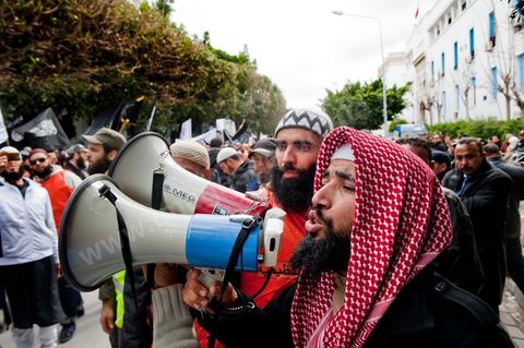 8 mars 2012 : à Tunis, devant le Ministère de la Justice plus de 1000 salafistes, venus des différentes régions du pays, manifestent pour appeler à la libération de leurs camarades emprisonnés dans l'affaire de Bir Ali, mais aussi pour déplorer le retour de la police politique et de la torture policière. Cette manifestation est organisée pour la première comparution devant le procureur de la République des individus arrêtés dans le cadre de l'affaire de Bir Ali, des affrontement armée entre groupe dit "terroriste" et l'armée tunisienne. Ali Laarayedh ministre de l’Intérieur a révélé, lors d'une conférence de presse, des liens étroits entre la Libye et ce groupe terroriste arrêté en Tunisie.