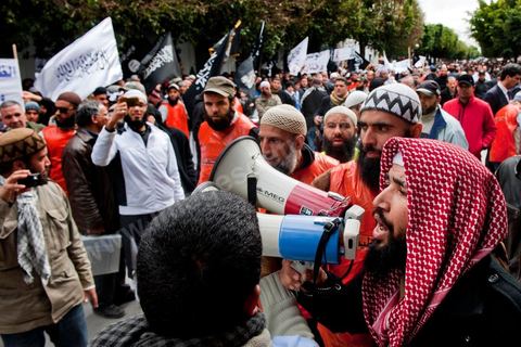 8 mars 2012 : à Tunis, devant le Ministère de la Justice plus de 1000 salafistes, venus des différentes régions du pays, manifestent pour appeler à la libération de leurs camarades emprisonnés dans l'affaire de Bir Ali, mais aussi pour déplorer le retour de la police politique et de la torture policière. Cette manifestation est organisée pour la première comparution devant le procureur de la République des individus arrêtés dans le cadre de l'affaire de Bir Ali, des affrontement armée entre groupe dit "terroriste" et l'armée tunisienne. Ali Laarayedh ministre de l’Intérieur a révélé, lors d'une conférence de presse, des liens étroits entre la Libye et ce groupe terroriste arrêté en Tunisie.