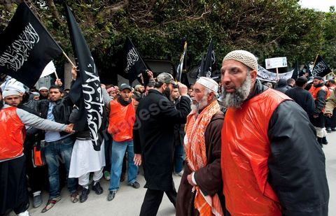 8 mars 2012 : à Tunis, devant le Ministère de la Justice plus de 1000 salafistes, venus des différentes régions du pays, manifestent pour appeler à la libération de leurs camarades emprisonnés dans l'affaire de Bir Ali, mais aussi pour déplorer le retour de la police politique et de la torture policière. Cette manifestation est organisée pour la première comparution devant le procureur de la République des individus arrêtés dans le cadre de l'affaire de Bir Ali, des affrontement armée entre groupe dit "terroriste" et l'armée tunisienne. Ali Laarayedh ministre de l’Intérieur a révélé, lors d'une conférence de presse, des liens étroits entre la Libye et ce groupe terroriste arrêté en Tunisie.