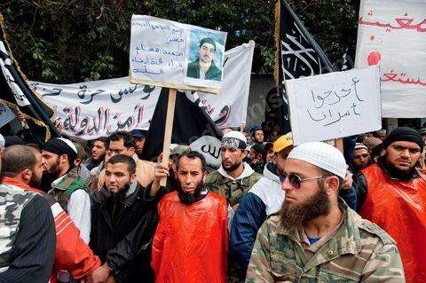 8 mars 2012 : à Tunis, devant le Ministère de la Justice plus de 1000 salafistes, venus des différentes régions du pays, manifestent pour appeler à la libération de leurs camarades emprisonnés dans l'affaire de Bir Ali, mais aussi pour déplorer le retour de la police politique et de la torture policière. Cette manifestation est organisée pour la première comparution devant le procureur de la République des individus arrêtés dans le cadre de l'affaire de Bir Ali, des affrontement armée entre groupe dit "terroriste" et l'armée tunisienne. Ali Laarayedh ministre de l’Intérieur a révélé, lors d'une conférence de presse, des liens étroits entre la Libye et ce groupe terroriste arrêté en Tunisie.
