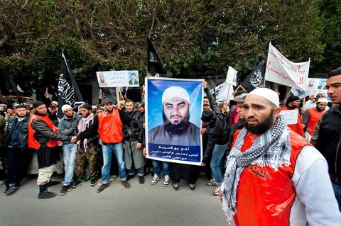 8 mars 2012 : à Tunis, devant le Ministère de la Justice plus de 1000 salafistes, venus des différentes régions du pays, manifestent pour appeler à la libération de leurs camarades emprisonnés dans l'affaire de Bir Ali, mais aussi pour déplorer le retour de la police politique et de la torture policière. Cette manifestation est organisée pour la première comparution devant le procureur de la République des individus arrêtés dans le cadre de l'affaire de Bir Ali, des affrontement armée entre groupe dit "terroriste" et l'armée tunisienne. Ali Laarayedh ministre de l’Intérieur a révélé, lors d'une conférence de presse, des liens étroits entre la Libye et ce groupe terroriste arrêté en Tunisie.