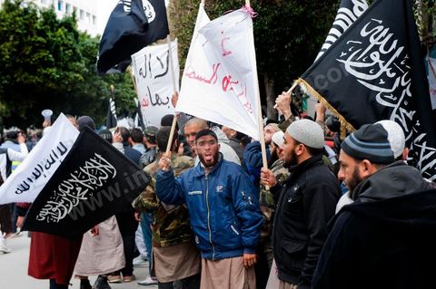 8 mars 2012 : à Tunis, devant le Ministère de la Justice plus de 1000 salafistes, venus des différentes régions du pays, manifestent pour appeler à la libération de leurs camarades emprisonnés dans l'affaire de Bir Ali, mais aussi pour déplorer le retour de la police politique et de la torture policière. Cette manifestation est organisée pour la première comparution devant le procureur de la République des individus arrêtés dans le cadre de l'affaire de Bir Ali, des affrontement armée entre groupe dit "terroriste" et l'armée tunisienne. Ali Laarayedh ministre de l’Intérieur a révélé, lors d'une conférence de presse, des liens étroits entre la Libye et ce groupe terroriste arrêté en Tunisie.