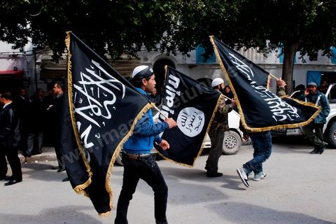 8 mars 2012 : à Tunis, devant le Ministère de la Justice plus de 1000 salafistes, venus des différentes régions du pays, manifestent pour appeler à la libération de leurs camarades emprisonnés dans l'affaire de Bir Ali, mais aussi pour déplorer le retour de la police politique et de la torture policière. Cette manifestation est organisée pour la première comparution devant le procureur de la République des individus arrêtés dans le cadre de l'affaire de Bir Ali, des affrontement armée entre groupe dit "terroriste" et l'armée tunisienne. Ali Laarayedh ministre de l’Intérieur a révélé, lors d'une conférence de presse, des liens étroits entre la Libye et ce groupe terroriste arrêté en Tunisie.