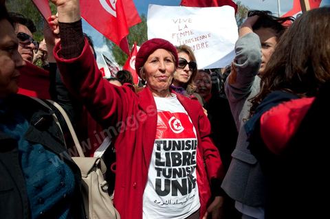 8 mars : forte mobilisation aujourd'hui à la manifestation des Femmes pour la journée de la Femme devant l'assemblée Nationale constituante au Bardo à Tunis. plus d'un an après la révolution tunisienne le statut si particulier et évolué de la femme tunisienne est en danger par les mouvences islamistes tant au sein du gouvernement que des groupes salafistes. Les manifestants ont aussi exprimé leur colère et ont dénoncé l’outrage du drapeau national, la veille, par des groupes de salafistes à la Faculté de la Manouba. Plus que jamais, la femme tunisienne est le meilleur rempart contre l'obscurantisme.