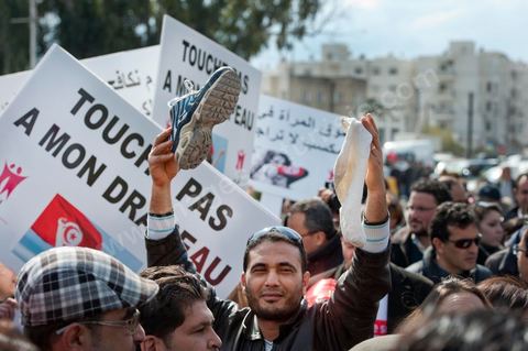 8 mars : forte mobilisation aujourd'hui à la manifestation des Femmes pour la journée de la Femme devant l'assemblée Nationale constituante au Bardo à Tunis. plus d'un an après la révolution tunisienne le statut si particulier et évolué de la femme tunisienne est en danger par les mouvences islamistes tant au sein du gouvernement que des groupes salafistes. Les manifestants ont aussi exprimé leur colère et ont dénoncé l’outrage du drapeau national, la veille, par des groupes de salafistes à la Faculté de la Manouba. Plus que jamais, la femme tunisienne est le meilleur rempart contre l'obscurantisme.