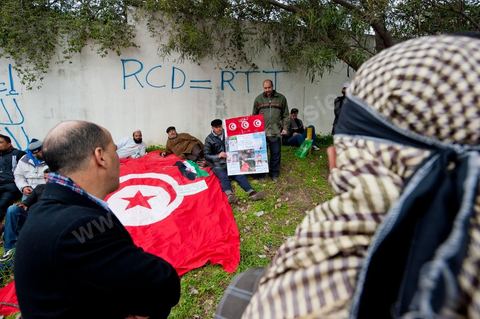 9 mars : devant la Télévision nationale tunisienne un sitin a lieu depuis plus d'une semaine de la part des partis et mouvance islamistes. Ce vendredi après la prière, plusieurs centaines de personnes se sont encore une fois rassemblées devant le siège de la Télévision tunisienne pour demander «l’épuration du secteur de l’information». Un secteur qui est toujours, selon eux, envahi par les «Rcdistes» et les «mécréants». D’autres sit-inneurs iront même jusqu’à demander la démission collective des employés de la Télévision nationale pour les remplacer par d’autres qui «respectent Dieu et l’Islam ». Le leader, qui insiste sur son appartenance au mouvement salafiste tunisien, accuse les employés de la télévision publique d’avoir «semé la discorde entre les Tunisiens, qui sont depuis toujours des musulmans», les qualifiant de personnes «stupides et sales».