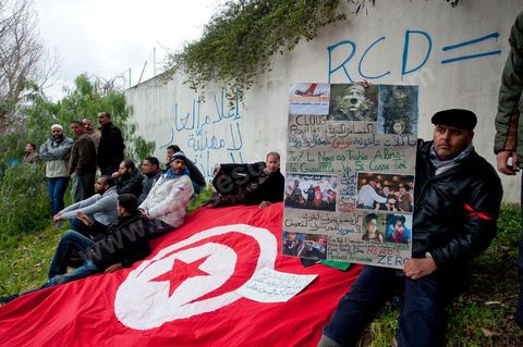 9 mars : devant la Télévision nationale tunisienne un sitin a lieu depuis plus d'une semaine de la part des partis et mouvance islamistes. Ce vendredi après la prière, plusieurs centaines de personnes se sont encore une fois rassemblées devant le siège de la Télévision tunisienne pour demander «l’épuration du secteur de l’information». Un secteur qui est toujours, selon eux, envahi par les «Rcdistes» et les «mécréants». D’autres sit-inneurs iront même jusqu’à demander la démission collective des employés de la Télévision nationale pour les remplacer par d’autres qui «respectent Dieu et l’Islam ». Le leader, qui insiste sur son appartenance au mouvement salafiste tunisien, accuse les employés de la télévision publique d’avoir «semé la discorde entre les Tunisiens, qui sont depuis toujours des musulmans», les qualifiant de personnes «stupides et sales».