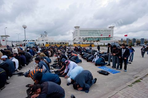 9 mars : devant la Télévision nationale tunisienne un sitin a lieu depuis plus d'une semaine de la part des partis et mouvance islamistes. Ce vendredi après la prière, plusieurs centaines de personnes se sont encore une fois rassemblées devant le siège de la Télévision tunisienne pour demander «l’épuration du secteur de l’information». Un secteur qui est toujours, selon eux, envahi par les «Rcdistes» et les «mécréants». D’autres sit-inneurs iront même jusqu’à demander la démission collective des employés de la Télévision nationale pour les remplacer par d’autres qui «respectent Dieu et l’Islam ». Le leader, qui insiste sur son appartenance au mouvement salafiste tunisien, accuse les employés de la télévision publique d’avoir «semé la discorde entre les Tunisiens, qui sont depuis toujours des musulmans», les qualifiant de personnes «stupides et sales».