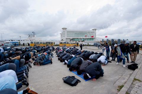 9 mars : devant la Télévision nationale tunisienne un sitin a lieu depuis plus d'une semaine de la part des partis et mouvance islamistes. Ce vendredi après la prière, plusieurs centaines de personnes se sont encore une fois rassemblées devant le siège de la Télévision tunisienne pour demander «l’épuration du secteur de l’information». Un secteur qui est toujours, selon eux, envahi par les «Rcdistes» et les «mécréants». D’autres sit-inneurs iront même jusqu’à demander la démission collective des employés de la Télévision nationale pour les remplacer par d’autres qui «respectent Dieu et l’Islam ». Le leader, qui insiste sur son appartenance au mouvement salafiste tunisien, accuse les employés de la télévision publique d’avoir «semé la discorde entre les Tunisiens, qui sont depuis toujours des musulmans», les qualifiant de personnes «stupides et sales».