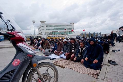 9 mars : devant la Télévision nationale tunisienne un sitin a lieu depuis plus d'une semaine de la part des partis et mouvance islamistes. Ce vendredi après la prière, plusieurs centaines de personnes se sont encore une fois rassemblées devant le siège de la Télévision tunisienne pour demander «l’épuration du secteur de l’information». Un secteur qui est toujours, selon eux, envahi par les «Rcdistes» et les «mécréants». D’autres sit-inneurs iront même jusqu’à demander la démission collective des employés de la Télévision nationale pour les remplacer par d’autres qui «respectent Dieu et l’Islam ». Le leader, qui insiste sur son appartenance au mouvement salafiste tunisien, accuse les employés de la télévision publique d’avoir «semé la discorde entre les Tunisiens, qui sont depuis toujours des musulmans», les qualifiant de personnes «stupides et sales».