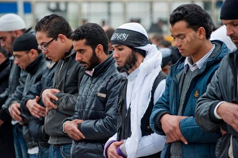 9 mars : devant la Télévision nationale tunisienne un sitin a lieu depuis plus d'une semaine de la part des partis et mouvance islamistes. Ce vendredi après la prière, plusieurs centaines de personnes se sont encore une fois rassemblées devant le siège de la Télévision tunisienne pour demander «l’épuration du secteur de l’information». Un secteur qui est toujours, selon eux, envahi par les «Rcdistes» et les «mécréants». D’autres sit-inneurs iront même jusqu’à demander la démission collective des employés de la Télévision nationale pour les remplacer par d’autres qui «respectent Dieu et l’Islam ». Le leader, qui insiste sur son appartenance au mouvement salafiste tunisien, accuse les employés de la télévision publique d’avoir «semé la discorde entre les Tunisiens, qui sont depuis toujours des musulmans», les qualifiant de personnes «stupides et sales».