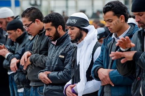 9 mars : devant la Télévision nationale tunisienne un sitin a lieu depuis plus d'une semaine de la part des partis et mouvance islamistes. Ce vendredi après la prière, plusieurs centaines de personnes se sont encore une fois rassemblées devant le siège de la Télévision tunisienne pour demander «l’épuration du secteur de l’information». Un secteur qui est toujours, selon eux, envahi par les «Rcdistes» et les «mécréants». D’autres sit-inneurs iront même jusqu’à demander la démission collective des employés de la Télévision nationale pour les remplacer par d’autres qui «respectent Dieu et l’Islam ». Le leader, qui insiste sur son appartenance au mouvement salafiste tunisien, accuse les employés de la télévision publique d’avoir «semé la discorde entre les Tunisiens, qui sont depuis toujours des musulmans», les qualifiant de personnes «stupides et sales».